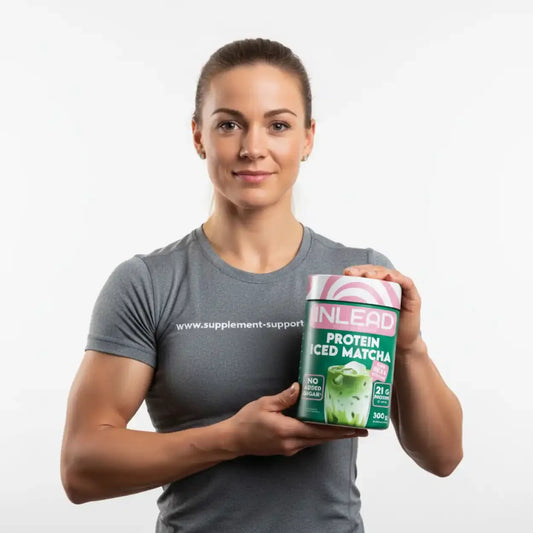 Sportlerin hält INLEAD Protein Iced Matcha 300g, Nahrungsergänzung von Supplement-Support.com