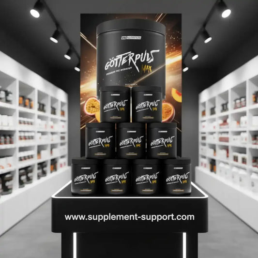 Götterpuls Max Pre Workout Pulver Dose im Fitnessshop, Sportnahrung Regal im Hintergrund