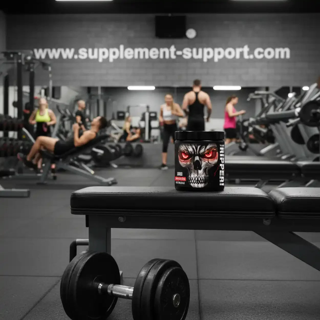 Pre-Workout Pulver mit Totenkopf-Design auf Hantelbank im Fitnessstudio mit Sportlern