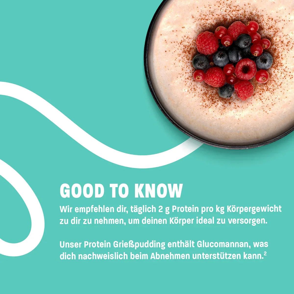 Protein Grießpudding mit Beeren und Zimt auf türkisfarbenem Hintergrund, Fitness Ernährung