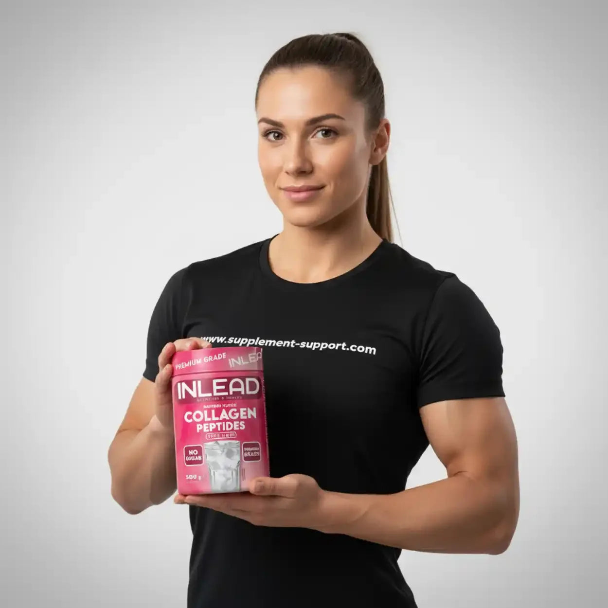 Sportliche Frau mit Supplement-Support.com T-Shirt hält INLEAD Collagen Peptides 500g Dose