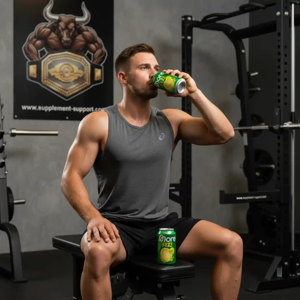 Sportler trinkt More Fizi Getränk im Fitnessstudio, Trainingsbank, Fitness, Erfrischung