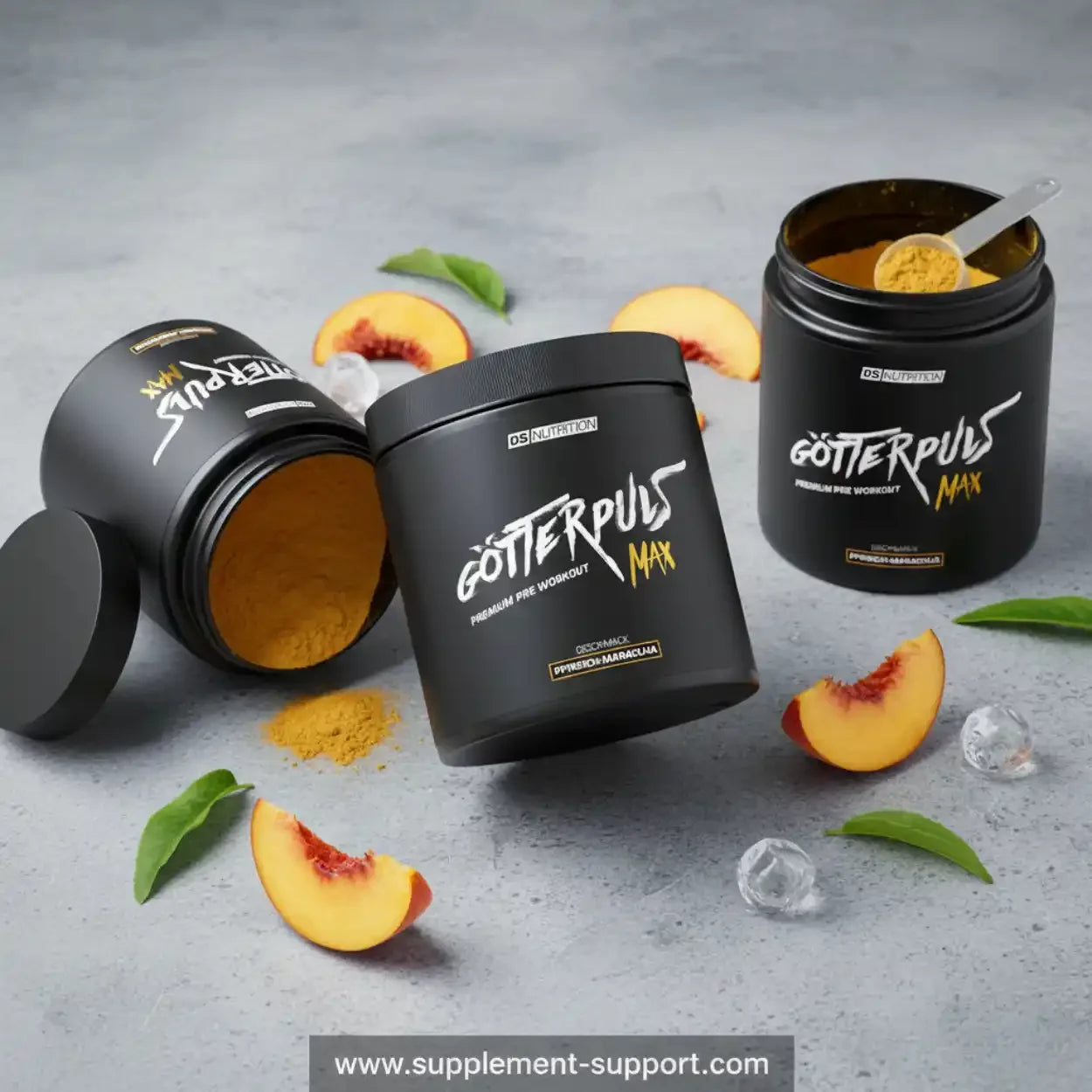 Götterpuls Max Pre-Workout Pulver in schwarzen Dosen mit Pfirsich und Passionsfrucht, auf grau