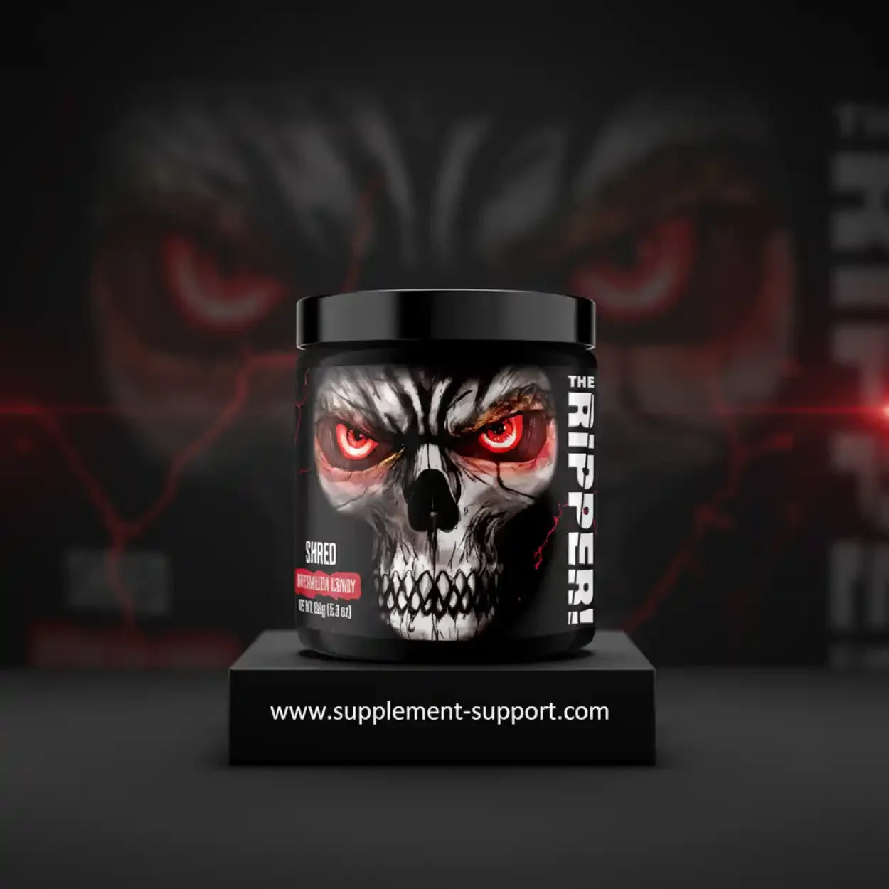 Pre-Workout Booster Dose mit Totenkopf-Design und roten Augen auf schwarzem Hintergrund