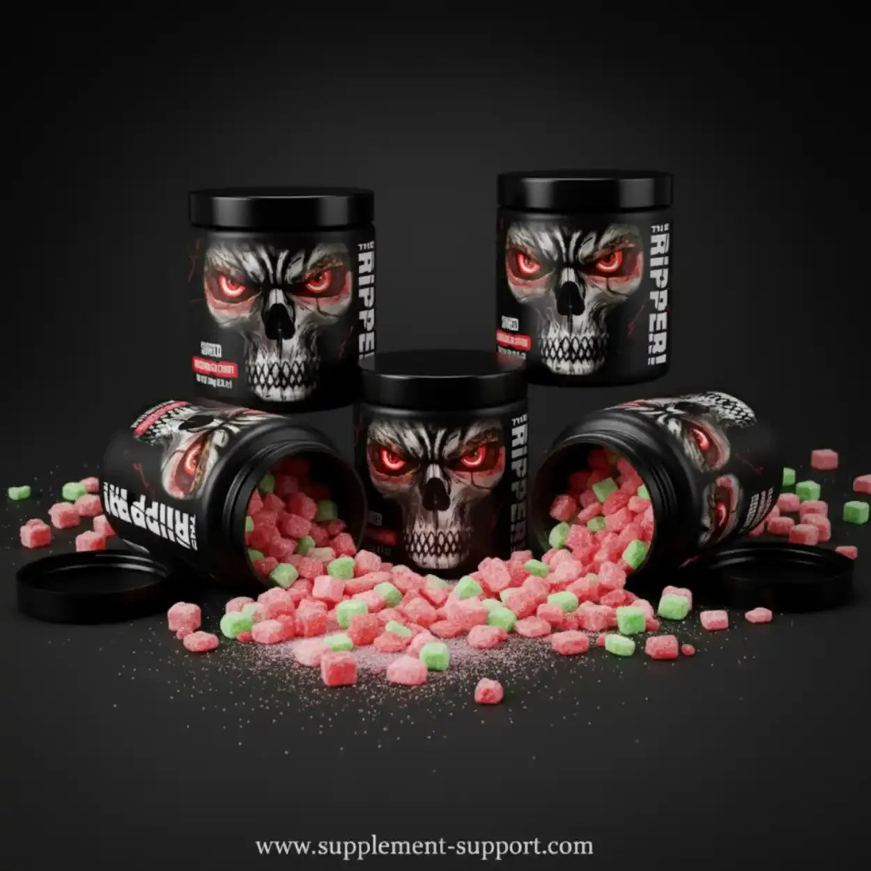 Schwarze Dosen mit Totenkopf-Design, gefüllt mit roten und grünen Nahrungsergänzungswürfeln