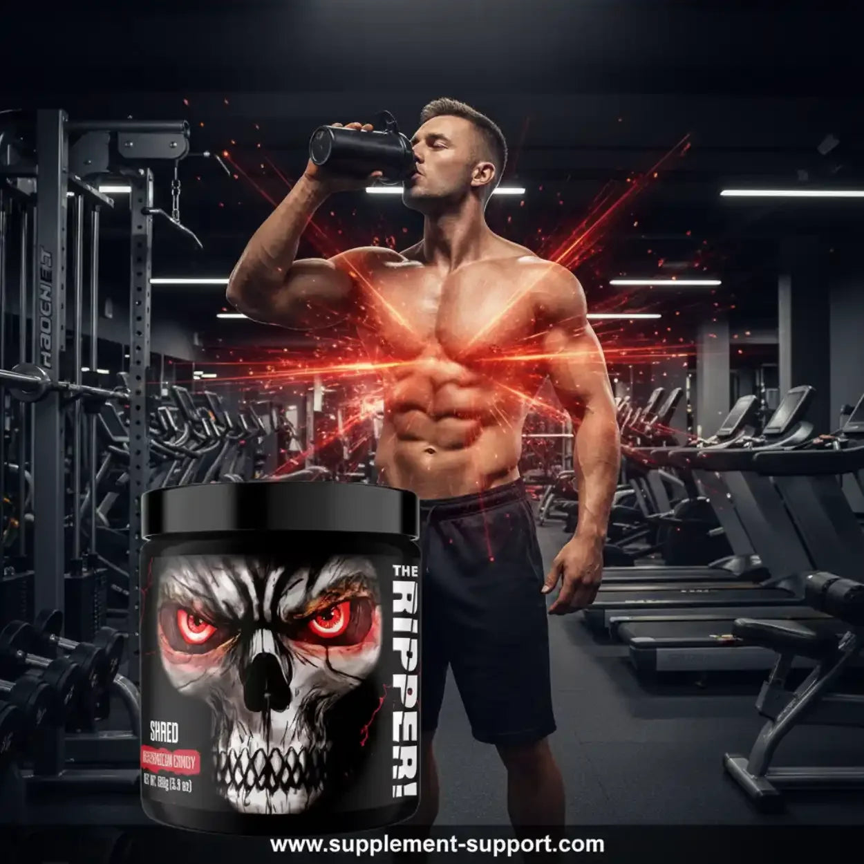 Muskulöser Mann im Fitnessstudio trinkt Shake, Pre-Workout Booster-Dose The Ripper im Vordergrund