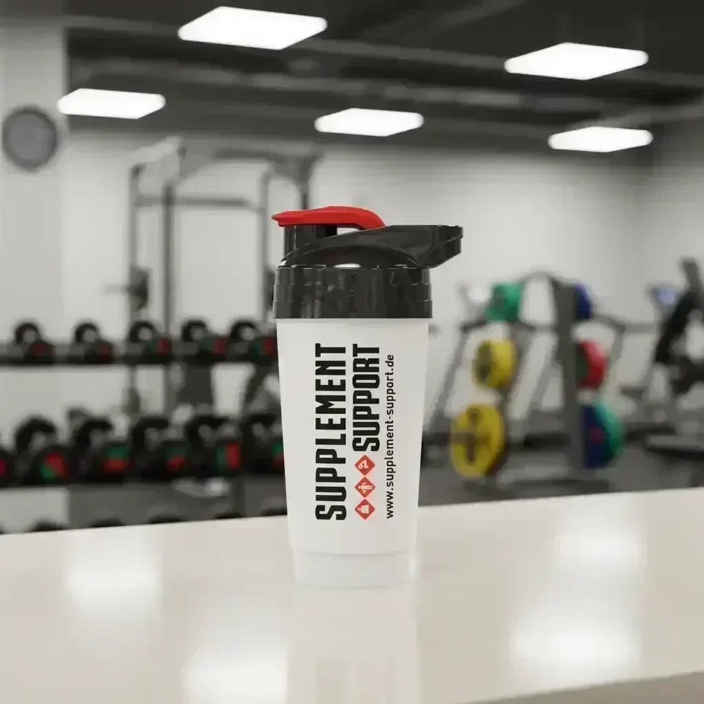 Supplement Support Shaker 700ml weiß-schwarz, Fitnessstudio, Trainingszubehör, Hanteln im Hintergrund