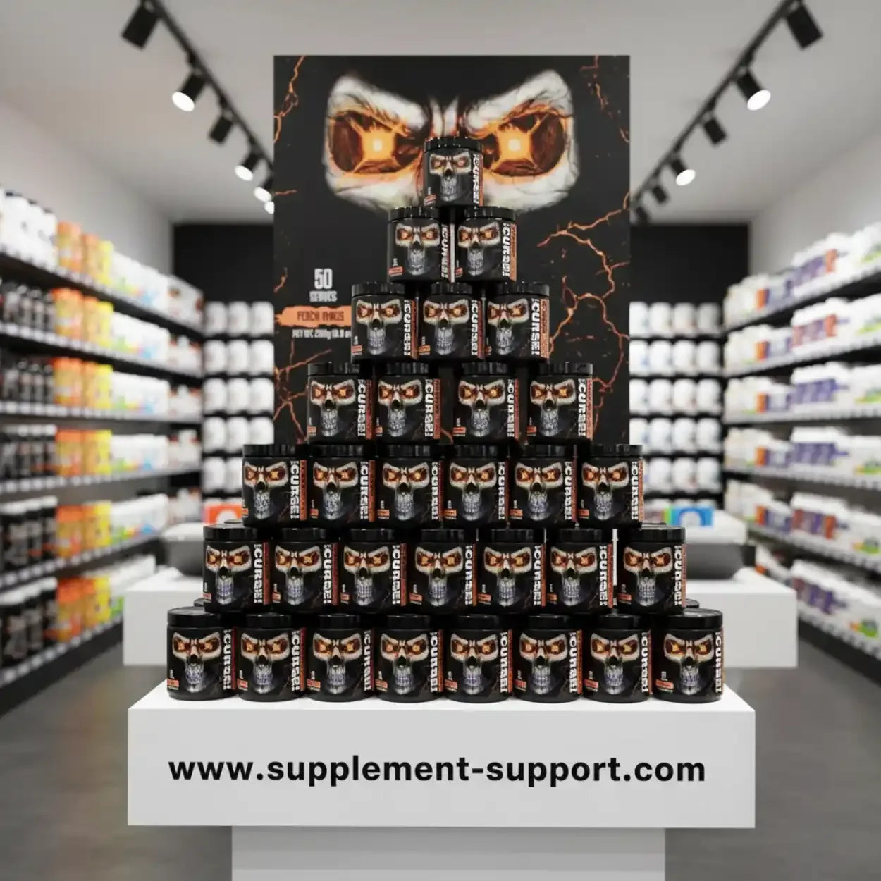 The Curse Pre-Workout Booster Dosen pyramidenförmig im Sportnahrungsgeschäft ausgestellt