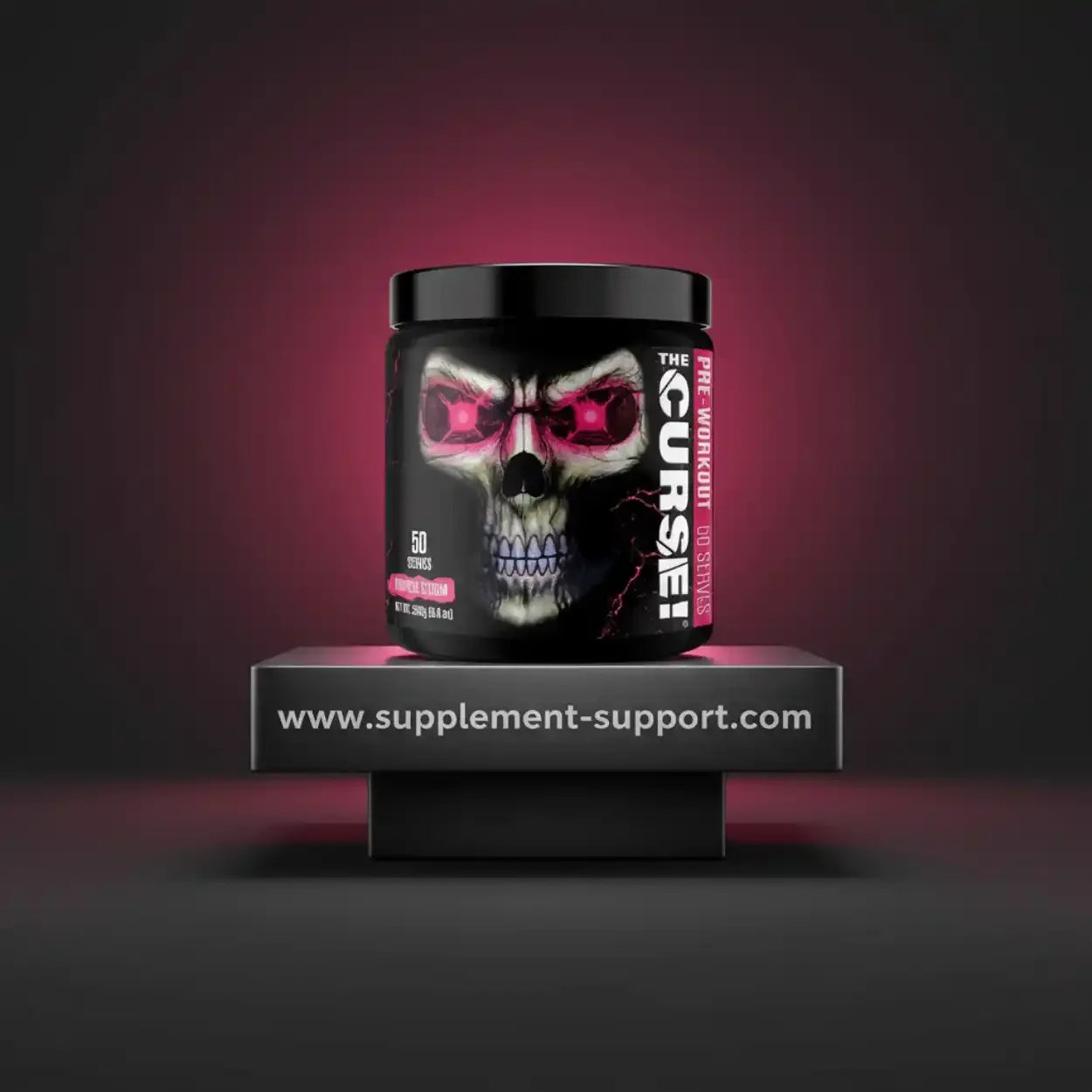 The Curse Pre Workout Booster 250g mit Totenkopf-Design, Fitness Supplement auf schwarzem Podest