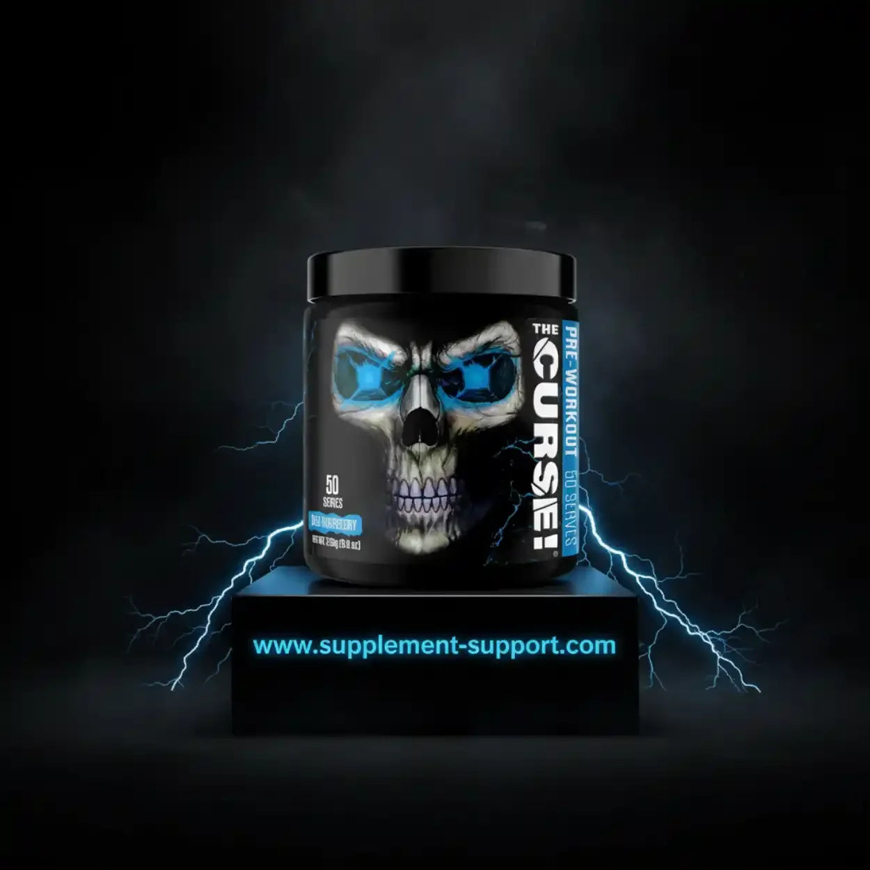 The Curse Pre-Workout Booster 250g mit Totenkopf-Design auf schwarzem Podest, blaue Blitze
